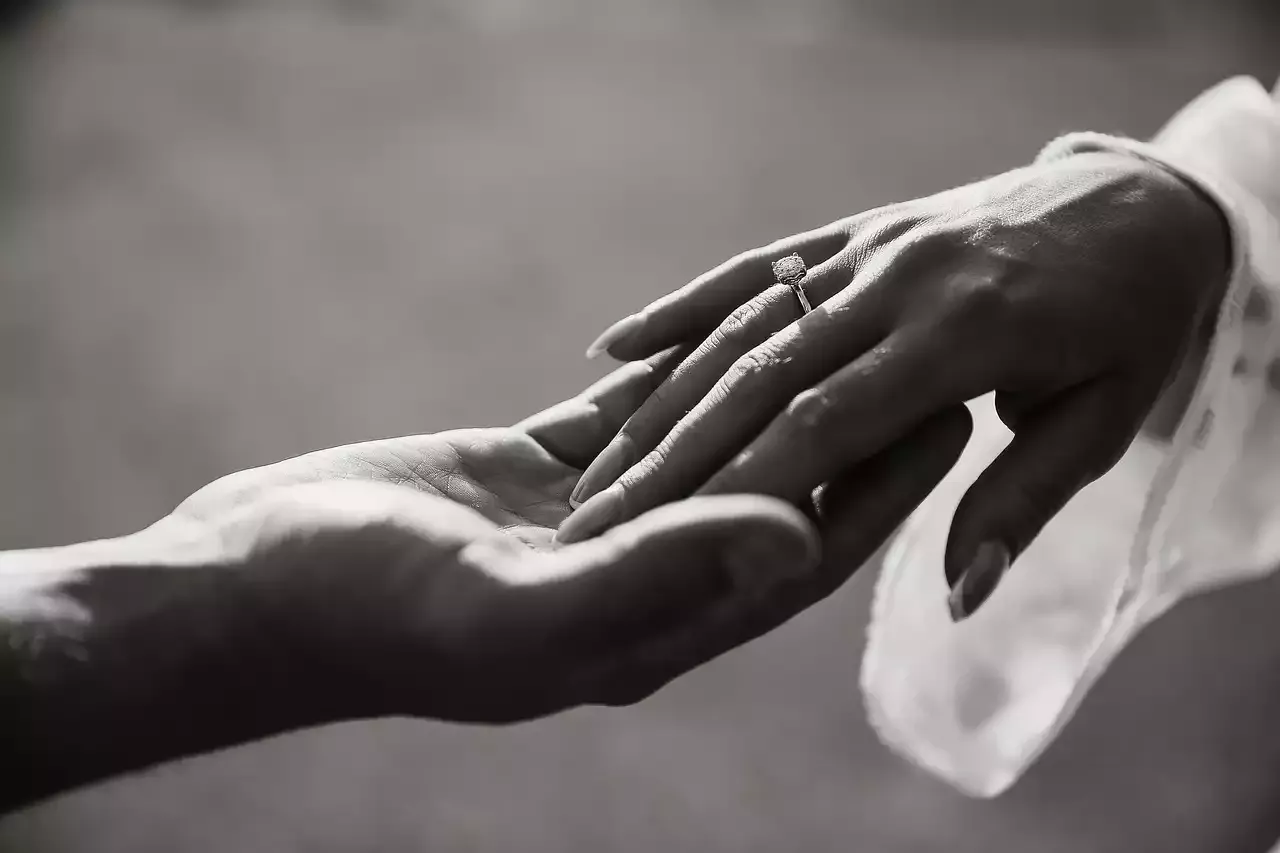 From the Heart to the Home: Unveiling the Best Engagement Gifts for the Modern Couple